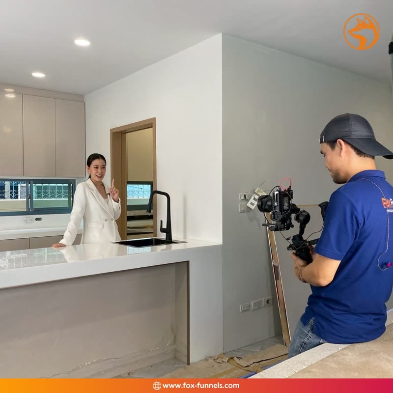 Tim Fox Funnels saat syuting untuk klien